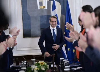 Σενάρια ανασχηματισμού και «γαλάζια» εξίσωση ενόψει ΔΕΘ