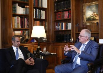 Μητσοτάκης σε Τασούλα: Μας περιμένει ένας δύσκολος χειμώνας σε περιβάλλον πρωτοφανών γεωπολιτικών αναταράξεων