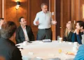 Από τη Νέα Υόρκη στα δύσκολα της Αθήνας – Καύσιμα, εσωκομματικά και δημοσκοπήσεις στην ατζέντα Μητσοτάκη