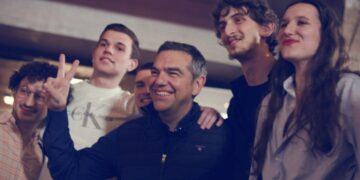 Η απορία για τις διακοπές Τσίπρα και τα «ντοκιμαντέρ» του Αυγούστου