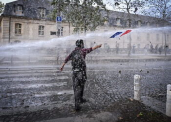 Η γαλλική κρίση ως καθρέφτης της εγχώριας πολιτικής