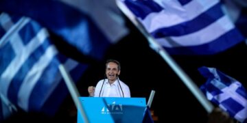 Οι βιαστικοί «δελφίνοι» της Πειραιώς και η ακλόνητη κυριαρχία Μητσοτάκη