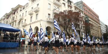 «Στο ίδιο ταμπλό»: Ο συνωστισμός της 28ης Οκτωβρίου