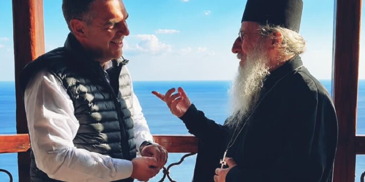 Από τον Άδη στη Σιμωνόπετρα: Η αθωνική «περιοδεία» που άναψε φωτιές