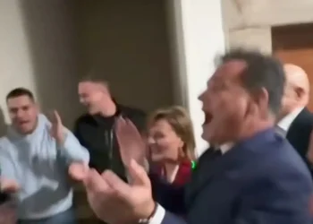 Πολιτικοί «χούλιγκαν» και παλιές αγάπες