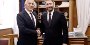 Στο ΠΑΣΟΚ με… υπονοούμενα ο Αποστολάκης: «Πάω κόντρα στο κύμα, αρνούμαι τα επιτακτικά κελεύσματα»