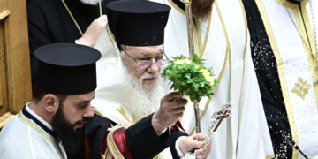 Ιερώνυμος στη Βουλή: «Υπομονή και ομόνοια για να έχουμε καλύτερα αποτελέσματα»