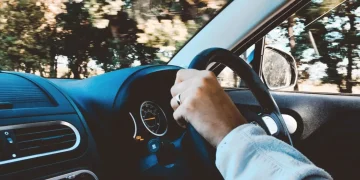 Τέλος εποχής για το ροζ δίπλωμα οδήγησης – Πότε πρέπει να αντικατασταθεί, πόσο κοστίζει και τι ισχύει με την ανανέωση