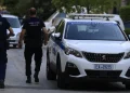 Χαμός στο κέντρο της Αθήνας: 150 οπαδοί της Μπόρατς επιτέθηκαν με σιδερόβεργες και φωτοβολίδες σε αστυνομικούς – 11 συλλήψεις