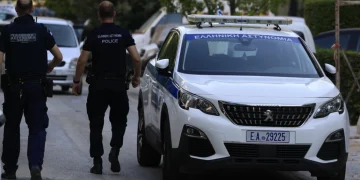 Χαμός στο κέντρο της Αθήνας: 150 οπαδοί της Μπόρατς επιτέθηκαν με σιδερόβεργες και φωτοβολίδες σε αστυνομικούς – 11 συλλήψεις